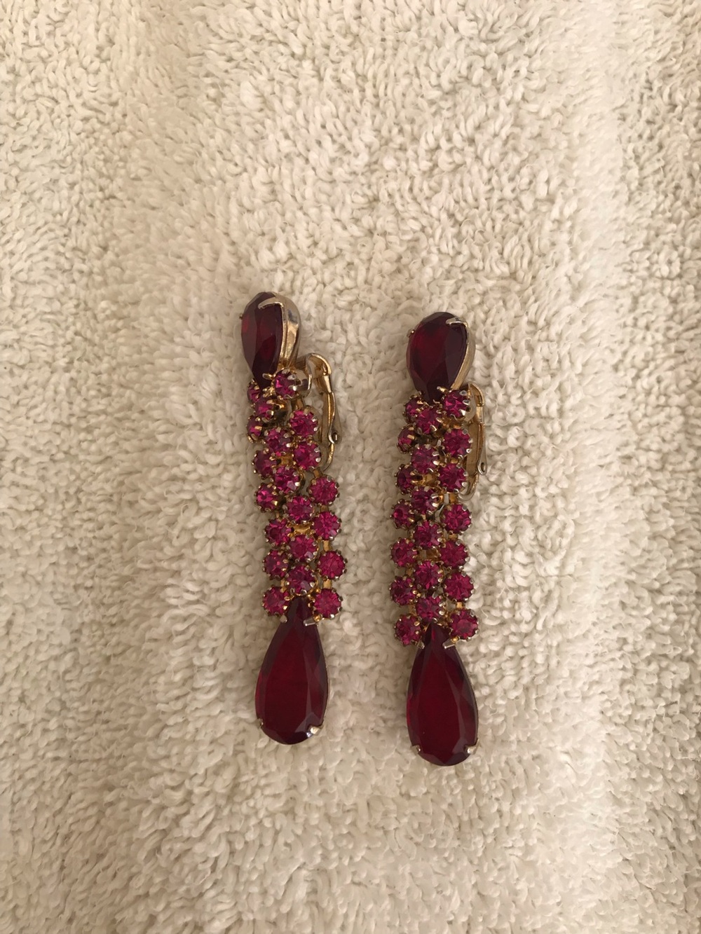Vintage Elegant Gold-Tone Red Teardrop Cluster Clip-On Earrings